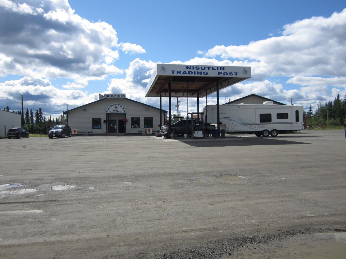 Nisutlin Trading Post Motel Teslin Bagian luar foto