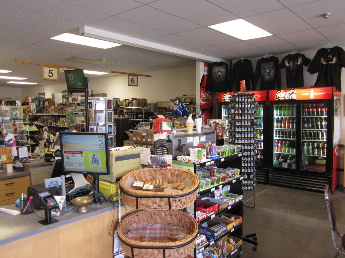 Nisutlin Trading Post Motel Teslin Bagian luar foto